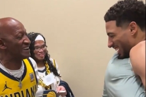 ??上演絕殺拿下G1！球員通道內(nèi)哈利伯頓與父親激動慶祝