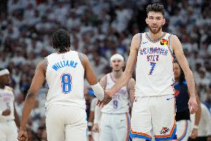 卡魯索30歲了仍活力十足？切特打趣：別這么不尊重我們的GOAT