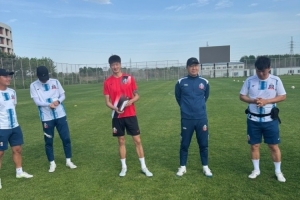 梅開二度！延邊龍鼎前鋒黃振飛領(lǐng)取中甲第10輪最佳球員獎杯