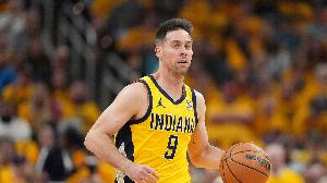 托平：麥康納為比賽注入了活力和激情 他是今天取勝的重要功臣