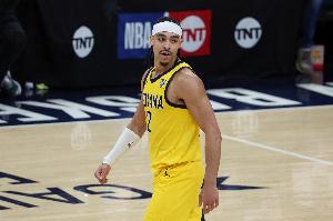 攻防俱佳！內(nèi)姆哈德7中5高效貢獻(xiàn)17分4助3斷 三分5中3