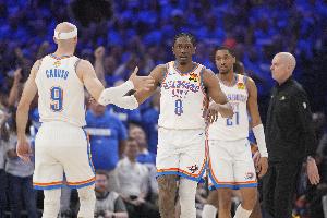 卡魯索：我教隊(duì)友開香檳 他們?cè)嚵撕脦状尾懦晒?我們明年會(huì)更熟練