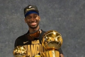 嘴角壓不住了！亞歷山大手捧總冠軍獎(jiǎng)杯+FMVP獎(jiǎng)杯拍攝定妝照