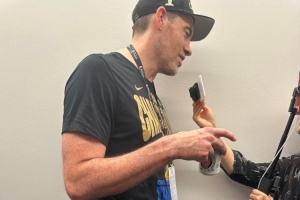 還記得他不！老隊(duì)長尼克-科里森現(xiàn)身 雷霆隊(duì)史首位球衣退役者