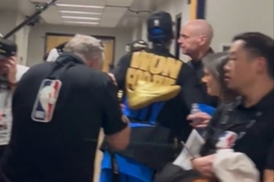 可敬的對手??亞歷山大手捧獎杯返回球員通道 與卡萊爾擁抱致意