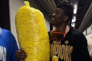 庫里默默點(diǎn)贊??杰倫威順走一大袋爆米花：這好像比獎(jiǎng)杯還重