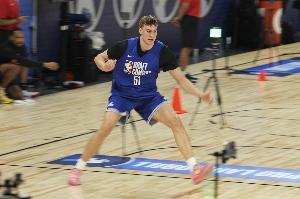 詹姆斯：我個人認(rèn)為弗拉格渴望變得偉大 他在場上能做很多事情