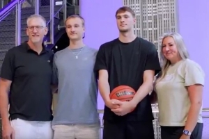 2025年NBA選秀大會在即！弗拉格攜家人參觀紐約帝國大廈