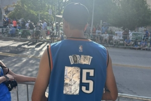 杜蘭特點踩??雷霆球迷身穿“多特”爆改球衣 參加奪冠游行