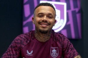 官方：伯恩利簽下23歲左后衛(wèi)哈特曼 簽四年&據(jù)悉轉(zhuǎn)會費1200萬歐