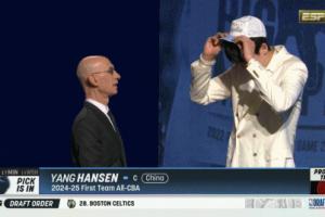 ????官宣時刻：楊瀚森略顯緊張帶上帽子與蕭華握手！