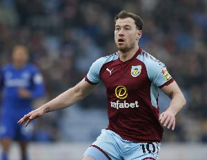 官方：伯恩利與35歲球隊功勛阿什利-巴恩斯續(xù)約一年