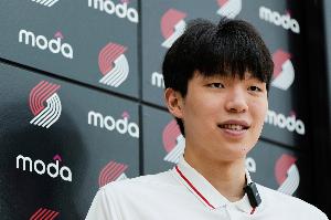 高居本屆新秀第2名??楊瀚森聯(lián)合試訓(xùn)球衣拍賣價(jià)格僅次弗拉格