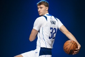 3??2??新鮮出爐！狀元弗拉格上身獨(dú)行俠32號(hào)球衣