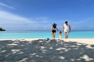 姜宇星妻子曬在馬爾代夫游玩的照片：?? 就讓時(shí)光虛度??