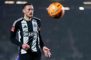 TA：利茲聯(lián)總價(jià)1200萬鎊報(bào)價(jià)朗斯塔夫，紐卡尚未回復(fù)