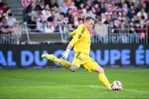 隊報：維拉接近簽下布雷斯特門將比佐特，上賽季法甲出場32次