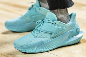 ?？怂瓜穆?lián)場邊觀戰(zhàn)！上腳個(gè)人第二代簽名鞋F(xiàn)ox 2