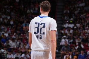 21中5得10分！弗拉格：我很難找到比賽節(jié)奏 這和大學(xué)有很大差異