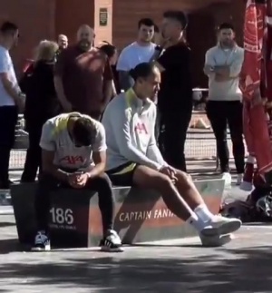 難過??薩拉赫、范迪克在安菲爾德球場外緬懷若塔兄弟