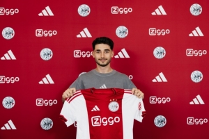 官方：巴拉多利德22歲邊鋒勞爾-莫羅加盟阿賈克斯，簽約至2030年