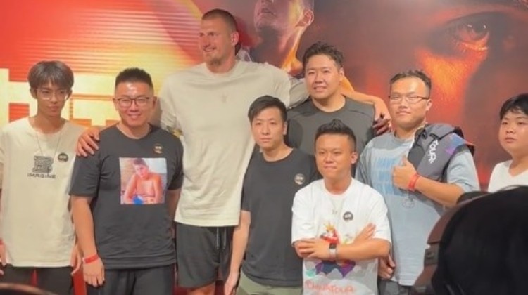 ??一位球迷穿身穿印有約基奇兒童照的T恤  成功逗笑約老師