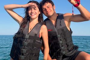 甜??陽光+大海+沙灘+狗狗，若奧-內(nèi)維斯和女友一同享受假期