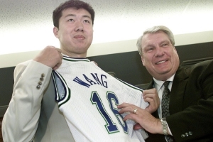 阿里納斯：王治郅像這個時代的大個子 他是能投三分的中鋒