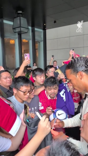 太寵粉了??范迪克抵達酒店后，立即滿足中國球迷的簽名合影要求