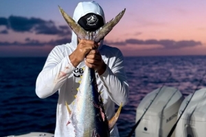 ??西蒙斯社媒曬照 釣到一條1米多的大魚&將小魚放歸大海