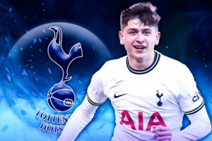 記者：多隊(duì)向熱刺詢問租借摩爾事宜，流浪者是球員熱門下家