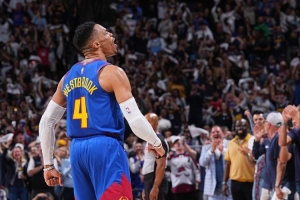 喬治：數(shù)據(jù)是威少最不在乎的東西 他拿3雙只因在場上一直拼盡全力