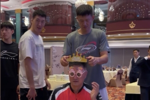 廣東全運(yùn)男籃一起為杜鋒慶生 周鵬為其戴生日帽 和徐昕握手交流