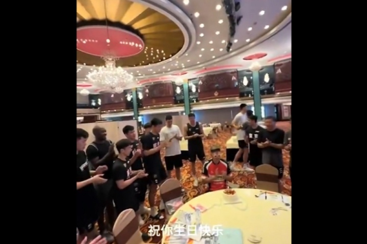 ??廣東為杜鋒唱生日歌 徐昕面色不善試圖提前離場(chǎng)被拽回！