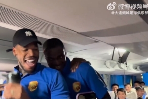 大連鯤城客場(chǎng)大勝，穆謝奎領(lǐng)銜3名外援在大巴車(chē)上跳舞慶祝