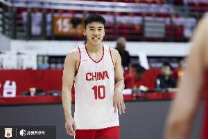 媒體人：中國隊(duì)上半場(chǎng)表現(xiàn)還算不錯(cuò) 防守稍有松懈 王俊杰真是寶藏