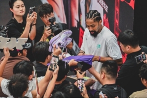 丁威迪中國行—繁花似錦海納百川 丁威迪上腳簽名鞋感受魔都熱情