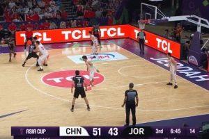 很拼！胡明軒旋轉(zhuǎn)跳躍助王俊杰空籃 中國(guó)男籃領(lǐng)先優(yōu)勢(shì)重回兩位數(shù)