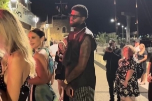 嗨呀??網(wǎng)友拍到喬治在夜店門口排隊&還戴著護膝 多家美媒轉(zhuǎn)發(fā)