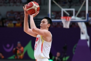 有功有過！胡明軒半場3中0得分掛蛋 但送出3次助攻串聯(lián)球隊(duì)0失誤