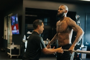 Skip：偶遇老詹的訓(xùn)練師 以為他要罵我 但他主動找我搭話態(tài)度很好