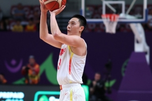 完美調(diào)整！胡明軒上半場(chǎng)5中4得10分 三分2中2