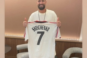 都曾為米蘭效力！吉魯更新社交媒體，曬出舍甫琴科的7號米蘭球衣