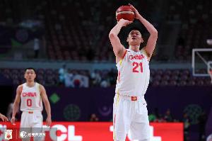 蘇群：中國(guó)隊(duì)破聯(lián)防沒(méi)足夠的突破能力 看胡金秋下半場(chǎng)能否打出來(lái)