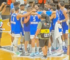 網(wǎng)友熱議字母哥疑似掌摑隊友：這是在干嘛 對雄鹿不滿無處宣泄？