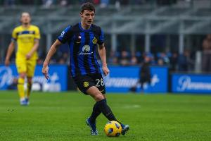 法媒：帕瓦爾想?yún)⒓邮澜绫瓋A向于留在歐洲，但薪水成里爾引進難題