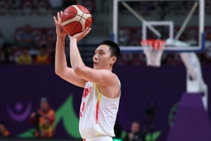 超級高水平！胡明軒上半場5中4砍并列最高15分 危難之際連進三分