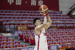 媒體人：雷蒙用頭蹭對方的臉 是經(jīng)驗(yàn)的體現(xiàn) 他在嘗試干擾對手情緒