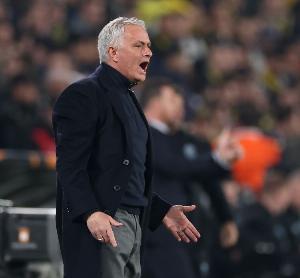 戰(zhàn)平10人本菲卡，穆帥：他們有一些不易察覺的犯規(guī)和裁判多次漏判