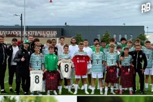 范迪克、科爾克茲出席利物浦主辦的青訓(xùn)賽事，與客隊(duì)小球員合影